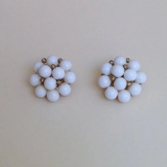 Vintage White Flower Design Clip On Earrings Gift Present Minimalist Academia - Picture 6 of 6